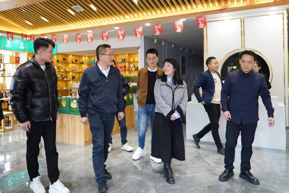 云南怒江州政府副州長馮逆光一行考察湘豐茶業(yè)集團